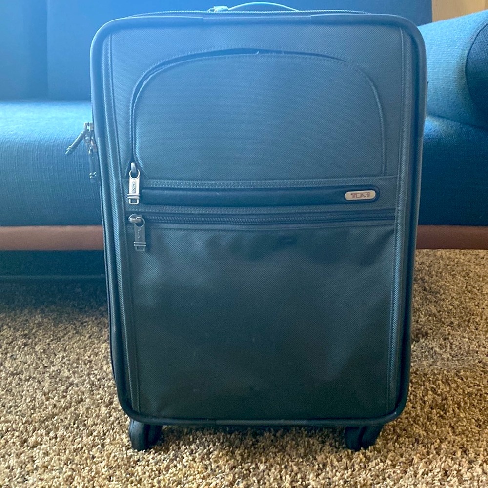 Tumi 4-wheel Expandable International Carry-on Luggage 21”